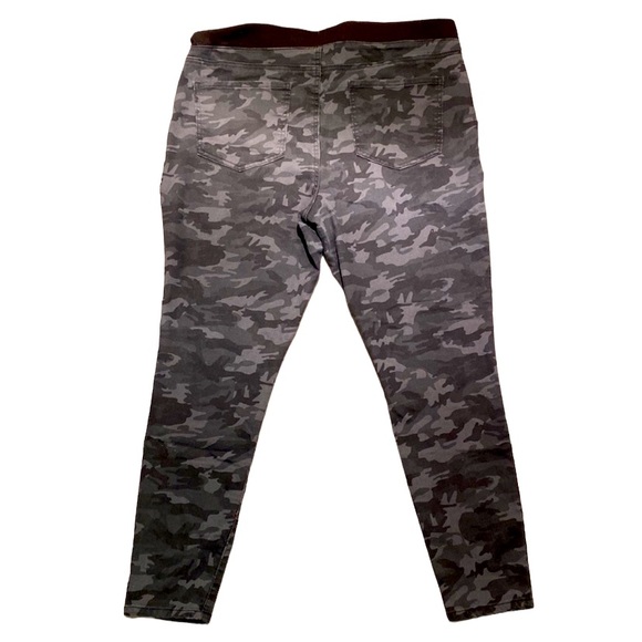 No Boundaries Camo Pants - Picture 2 of 3